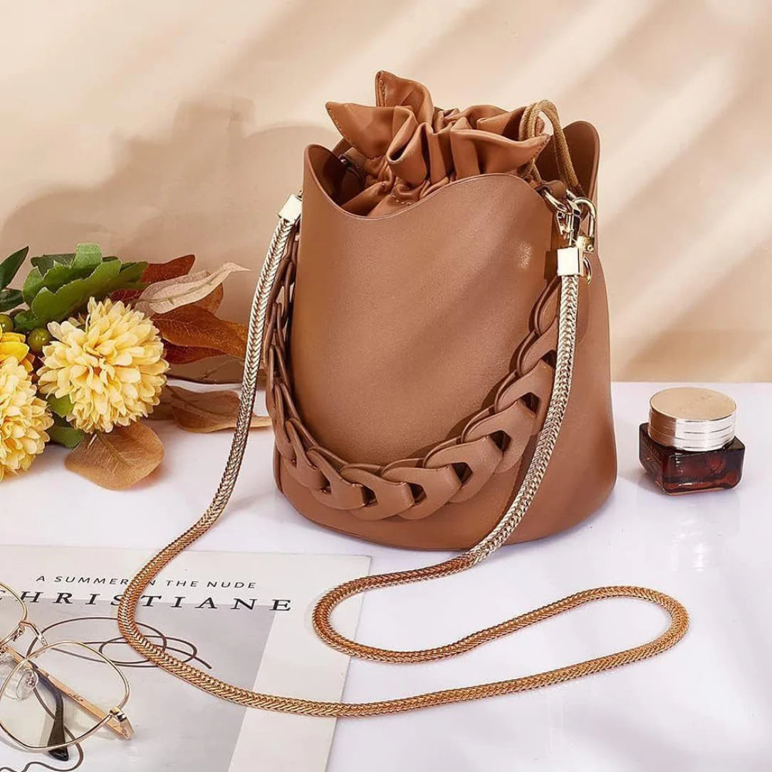 Sac à main en cuir brun avec chaîne serpent et détail tressé pour un style élégant