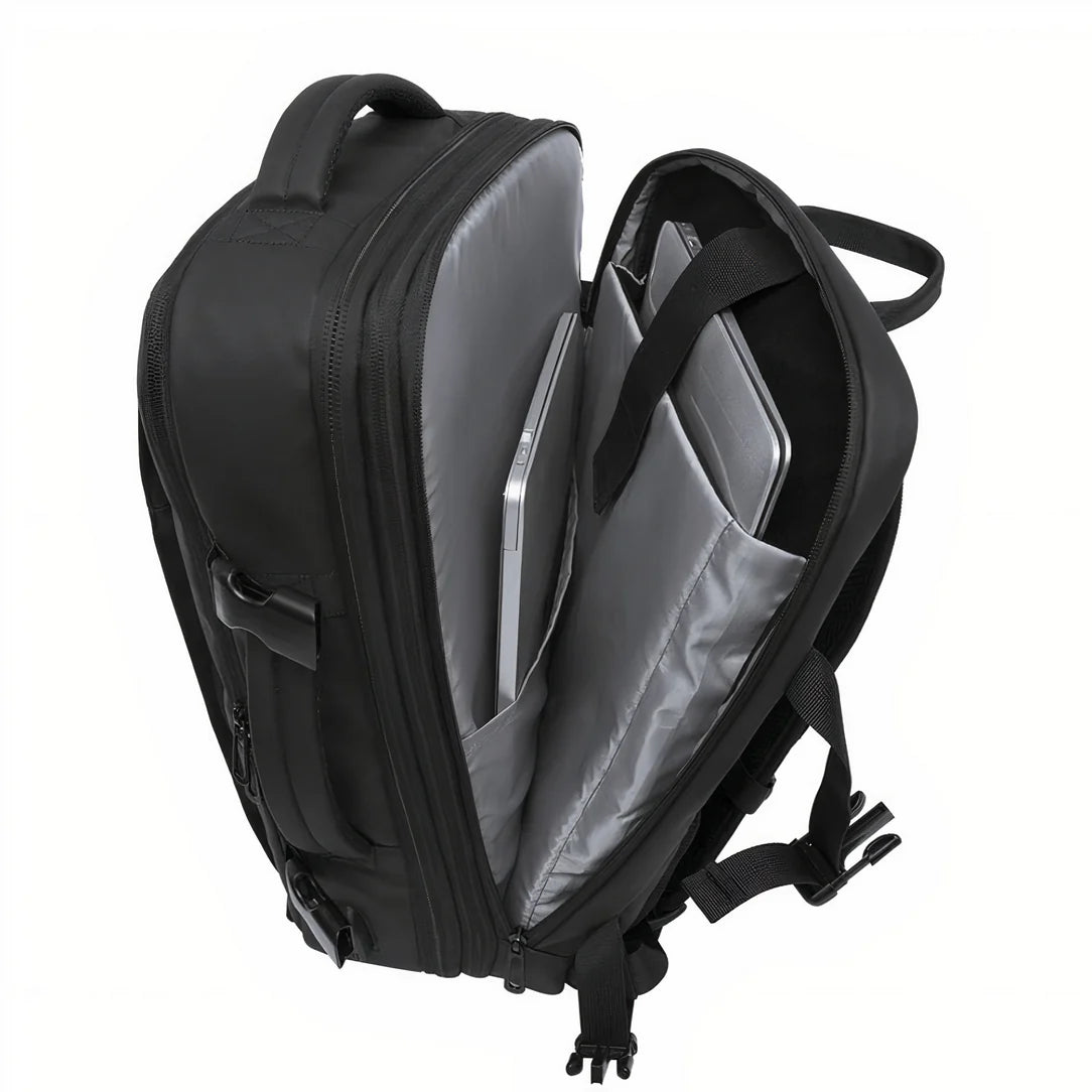 Sac à dos de voyage TerraMax 45L ouvert avec des ordinateurs portables à l’intérieur