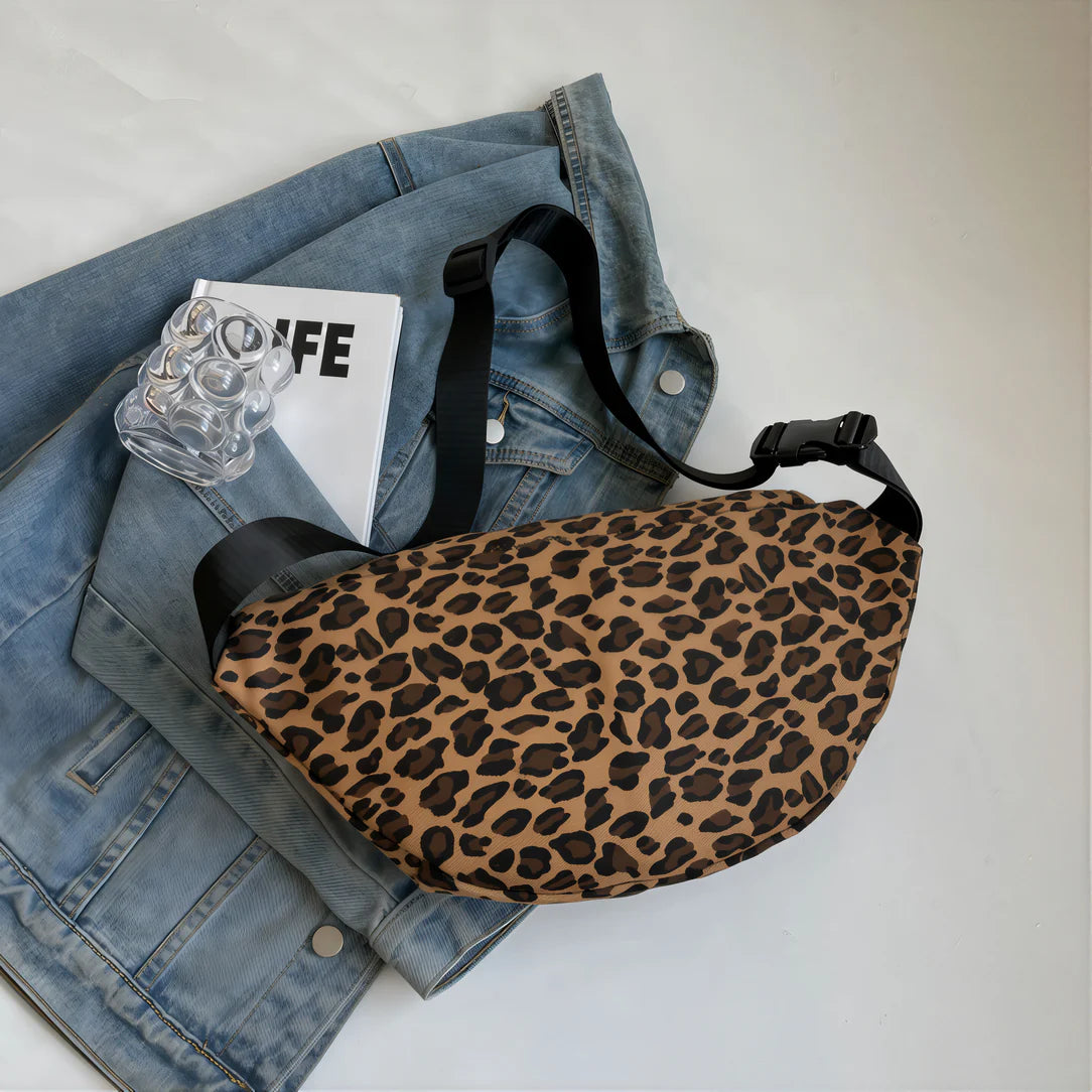 Sac banane léopard avec motif animal, format généreux pour un style tendance