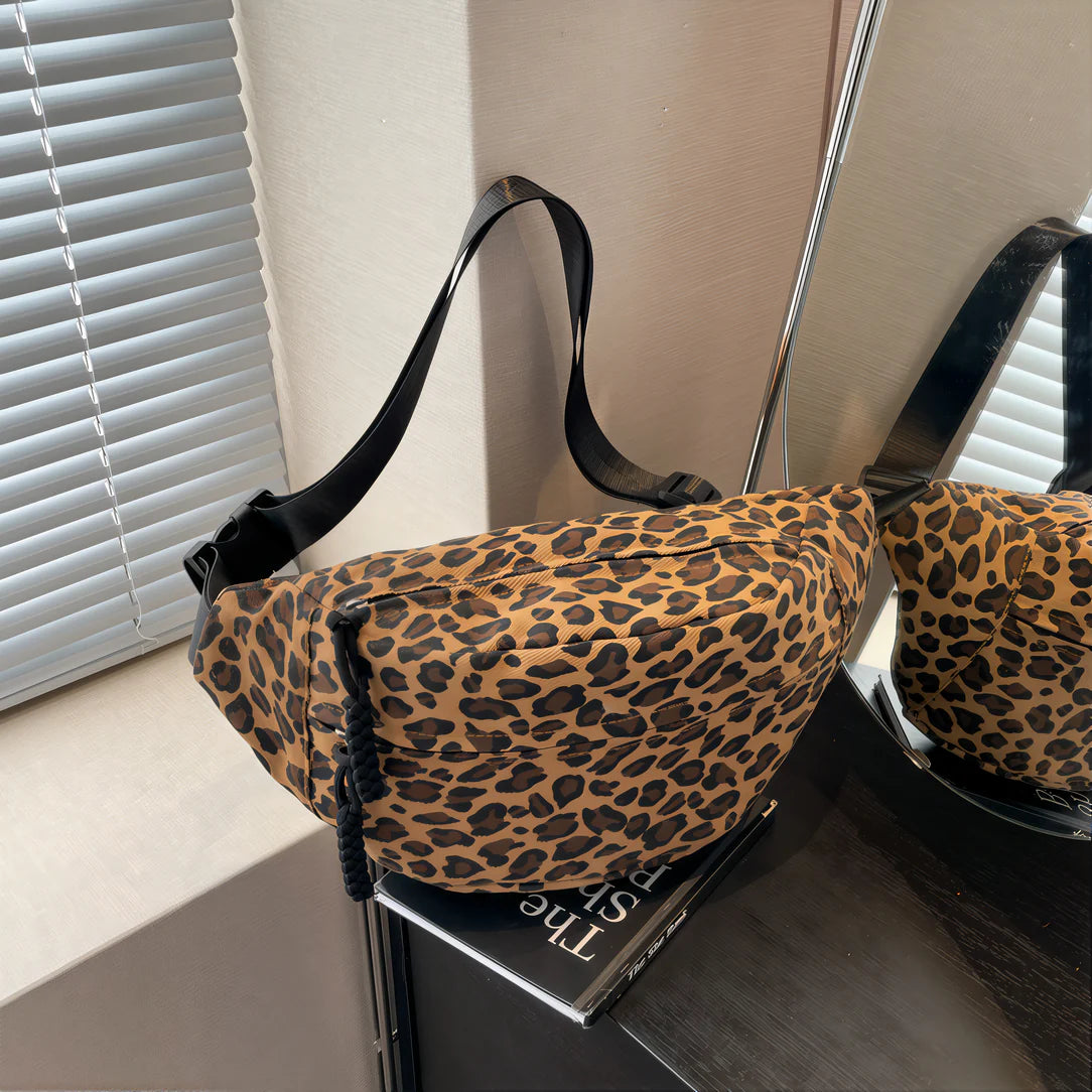 Sac banane léopard avec format généreux et strap noir, parfait pour le style sauvage