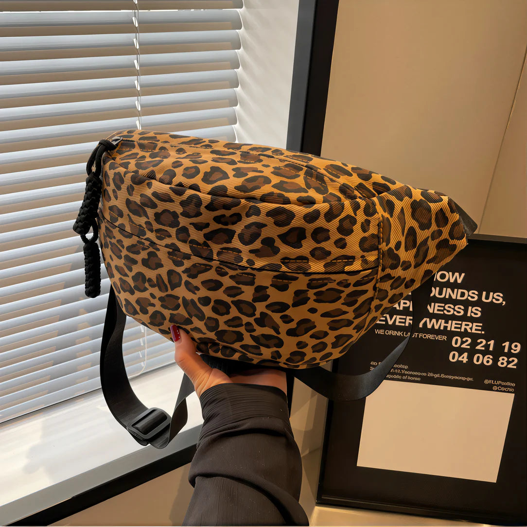 Sac banane léopard avec motif animal imprimé, format généreux pour un style tendance