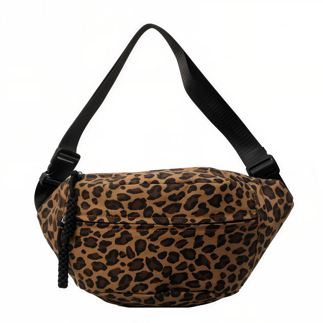 Sac banane léopard avec format généreux et bandoulière noire pour un style tendance