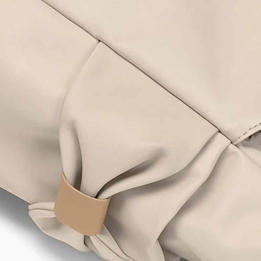 Détail du sac cabas Grand Sac Cabas Majesty en cuir beige rassemblé