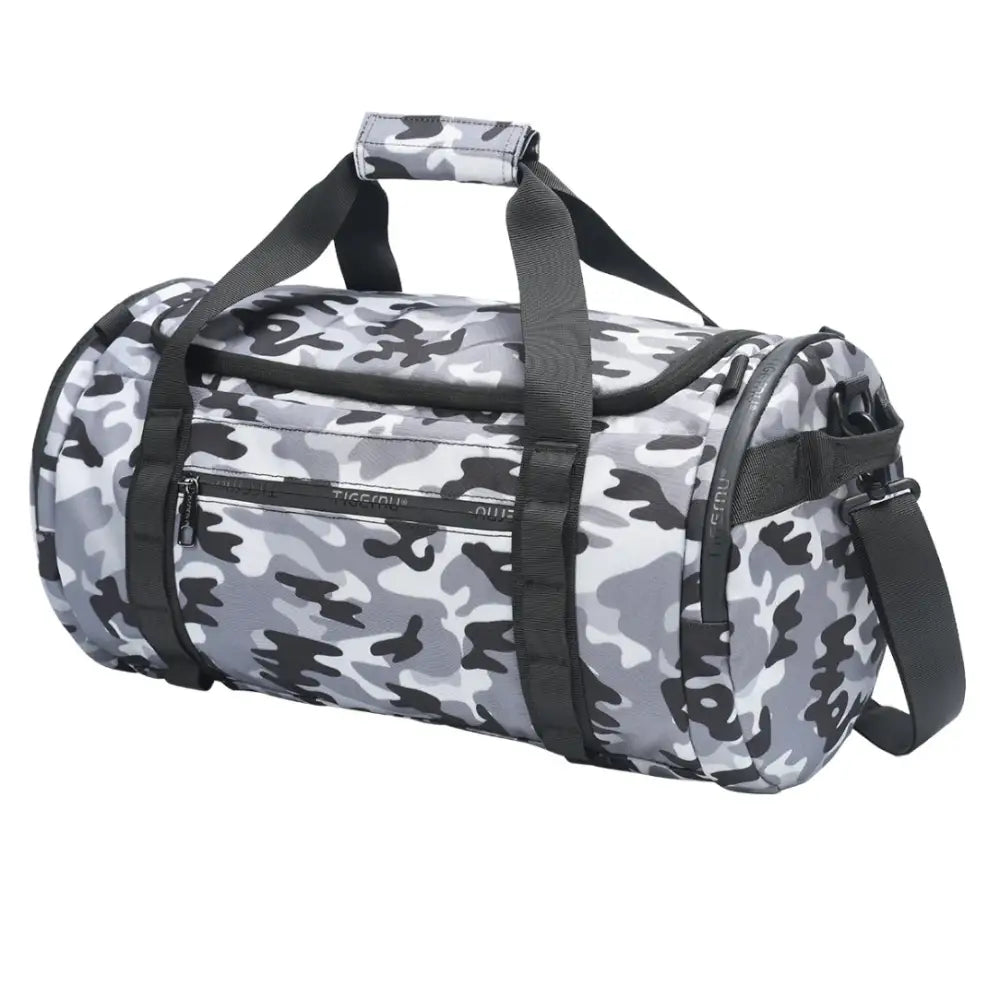 Sac de sport camouflage avec bretelles noires.