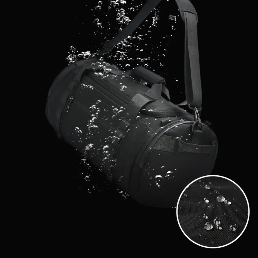 Sac de sport noir imperméable.