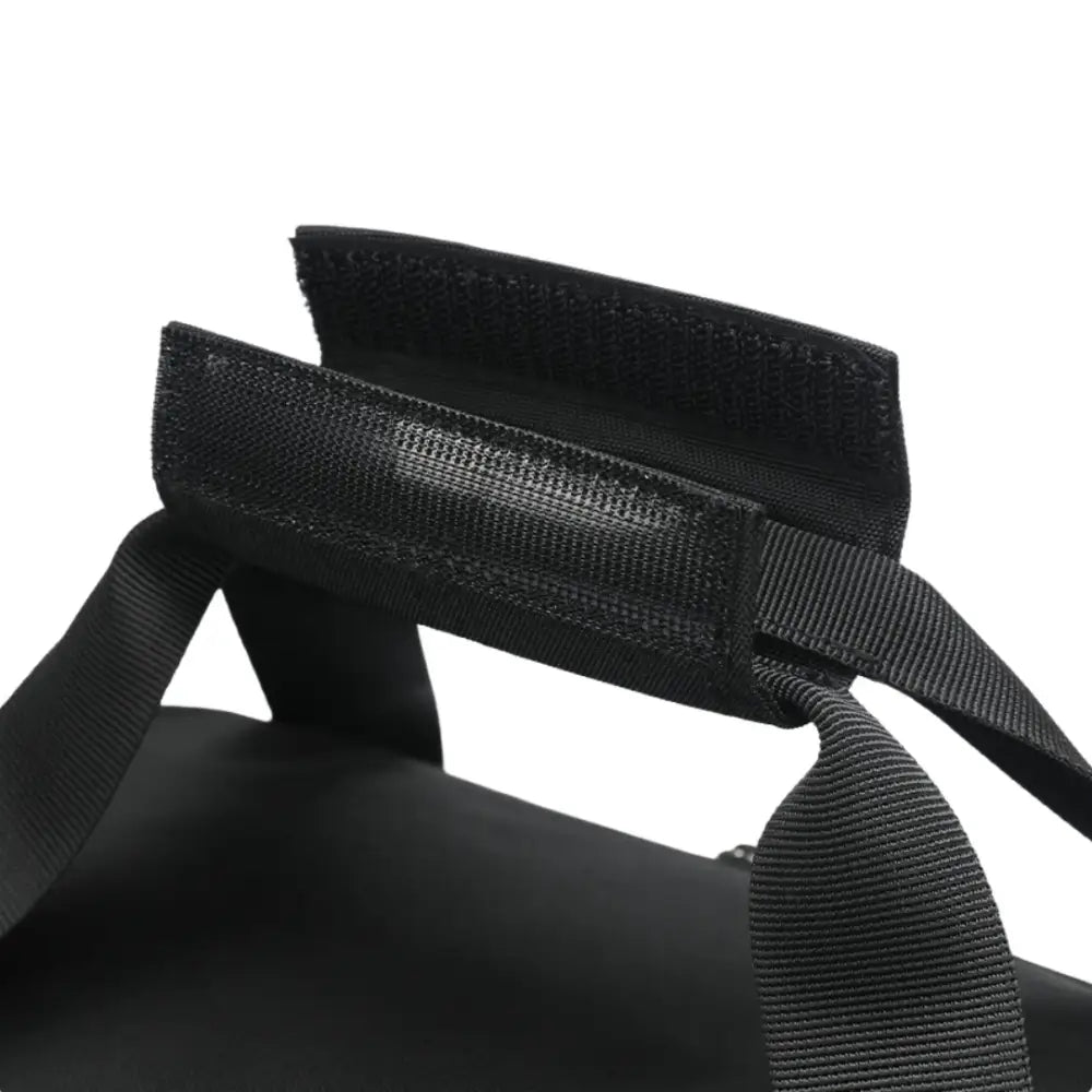 Poignée de sac noire avec poignée rembourrée.