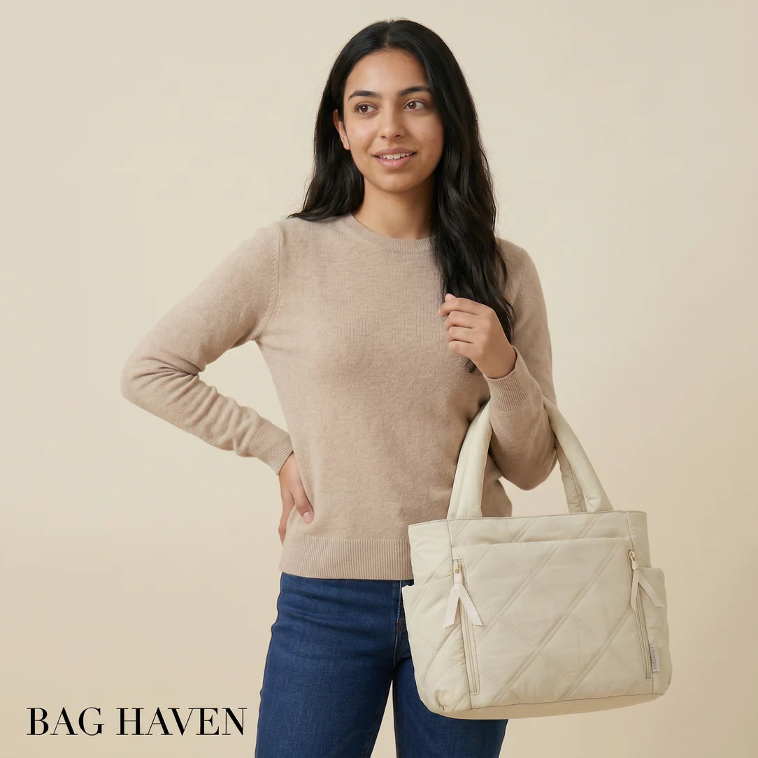 Grand sac en tissu miléa beige matelassé avec coutures diagonales et poches avant zippées