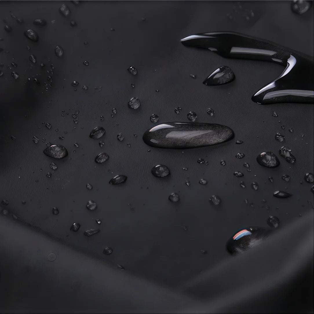 Housse anti-pluie waterproof 15-85L avec gouttes d’eau sur une surface sombre