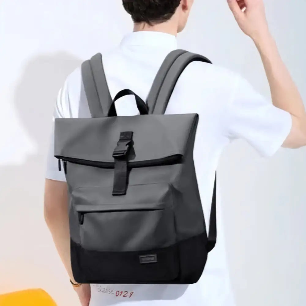 Sac à dos gris et noir.