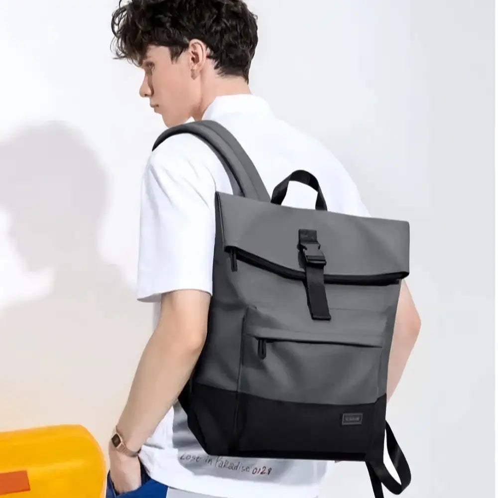 Sac à dos à roulettes gris et noir.