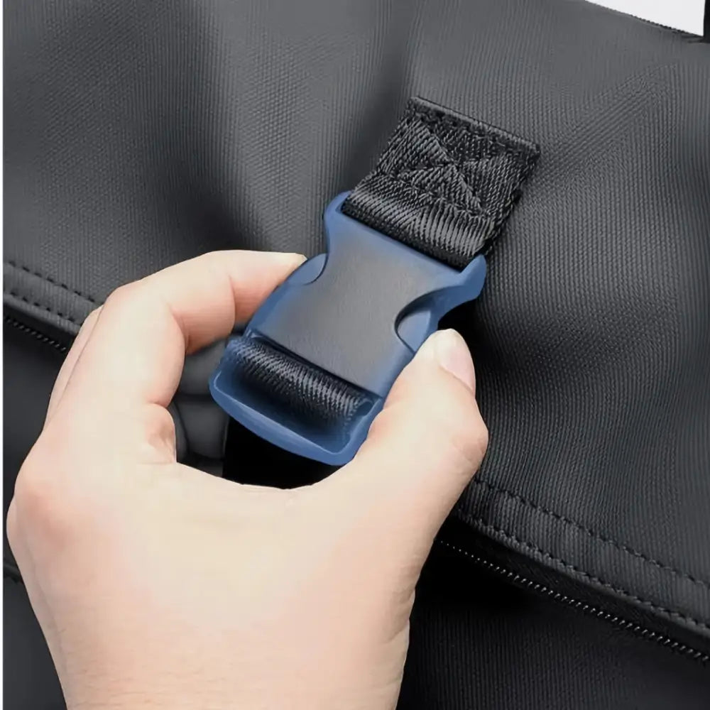 Sac noir avec boucle bleue.