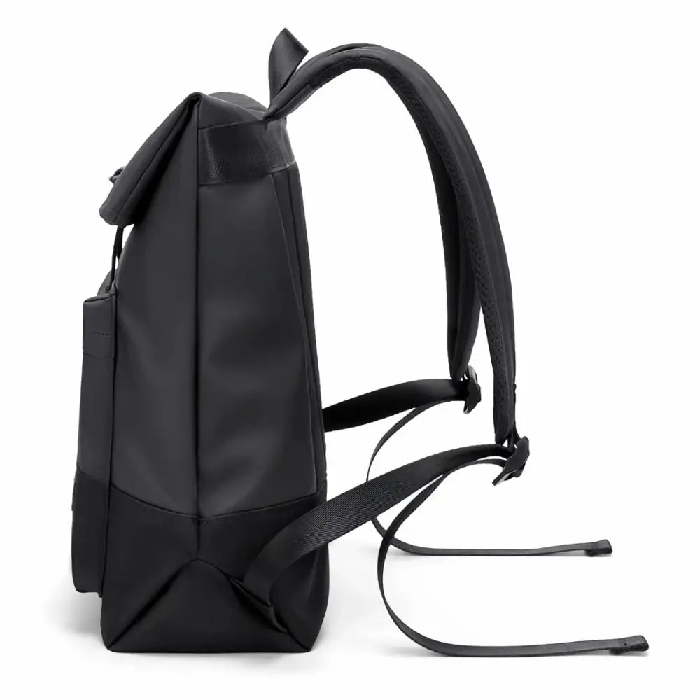 Sac à dos noir avec bretelles.