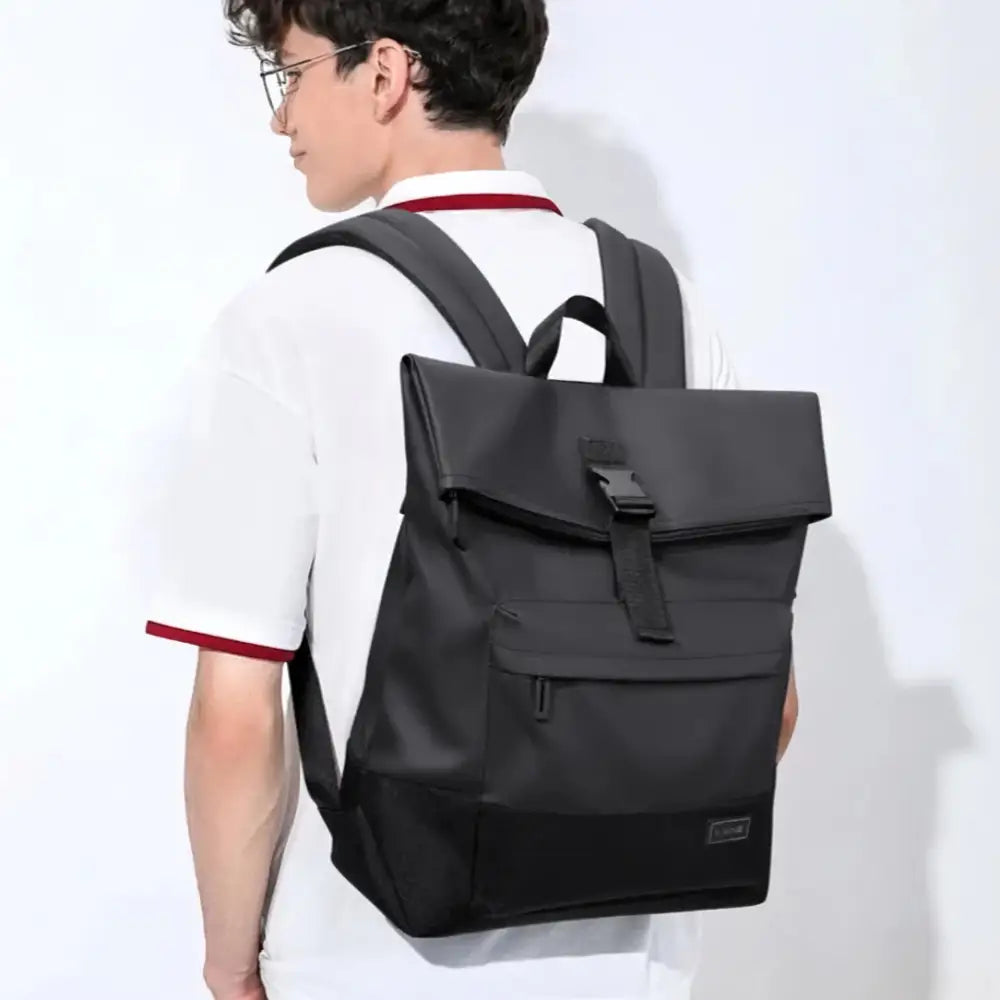 Sac à dos noir à rabat.