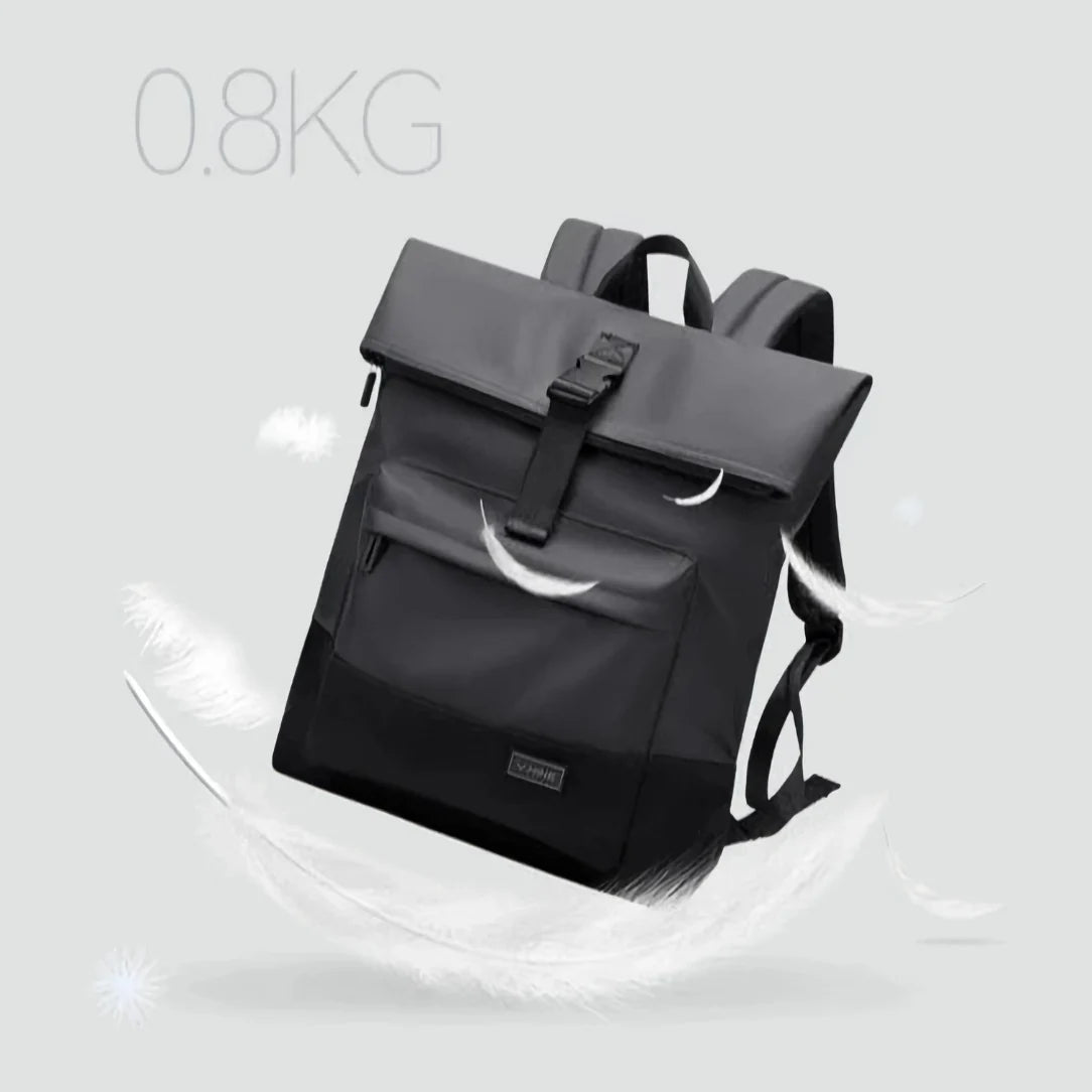 Sac à dos à roulettes noir.