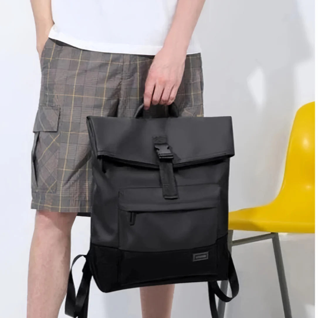 Sac à dos à roulettes noir.