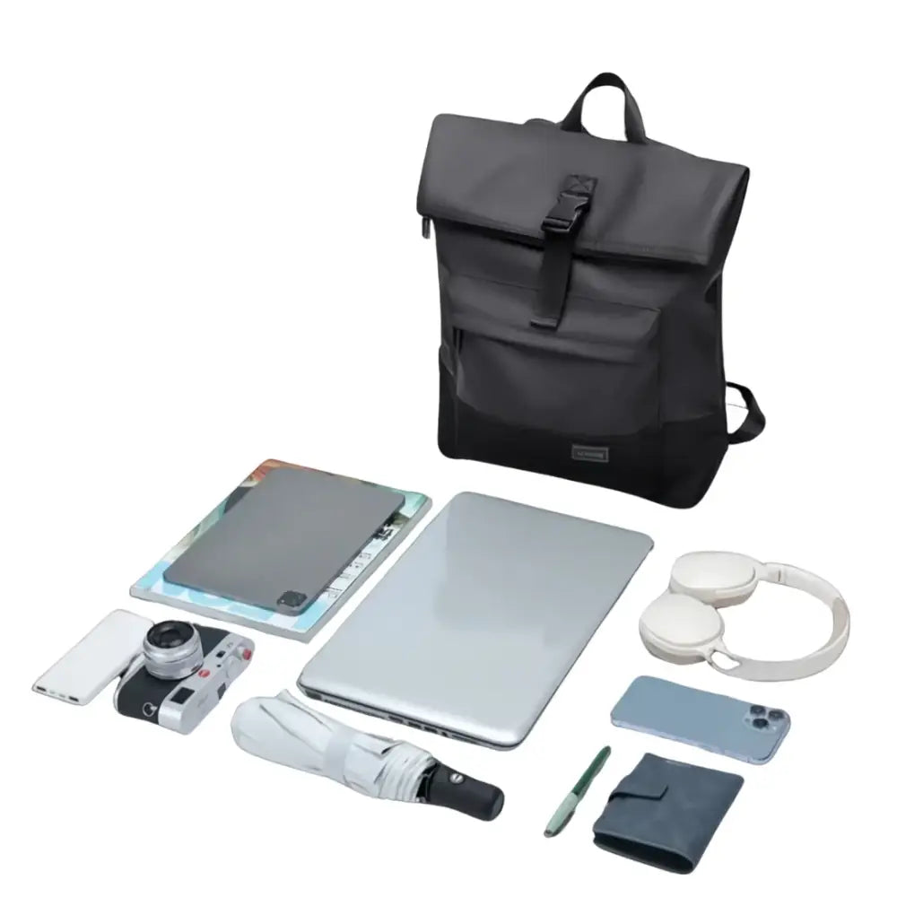 Sac à dos noir avec boucle.