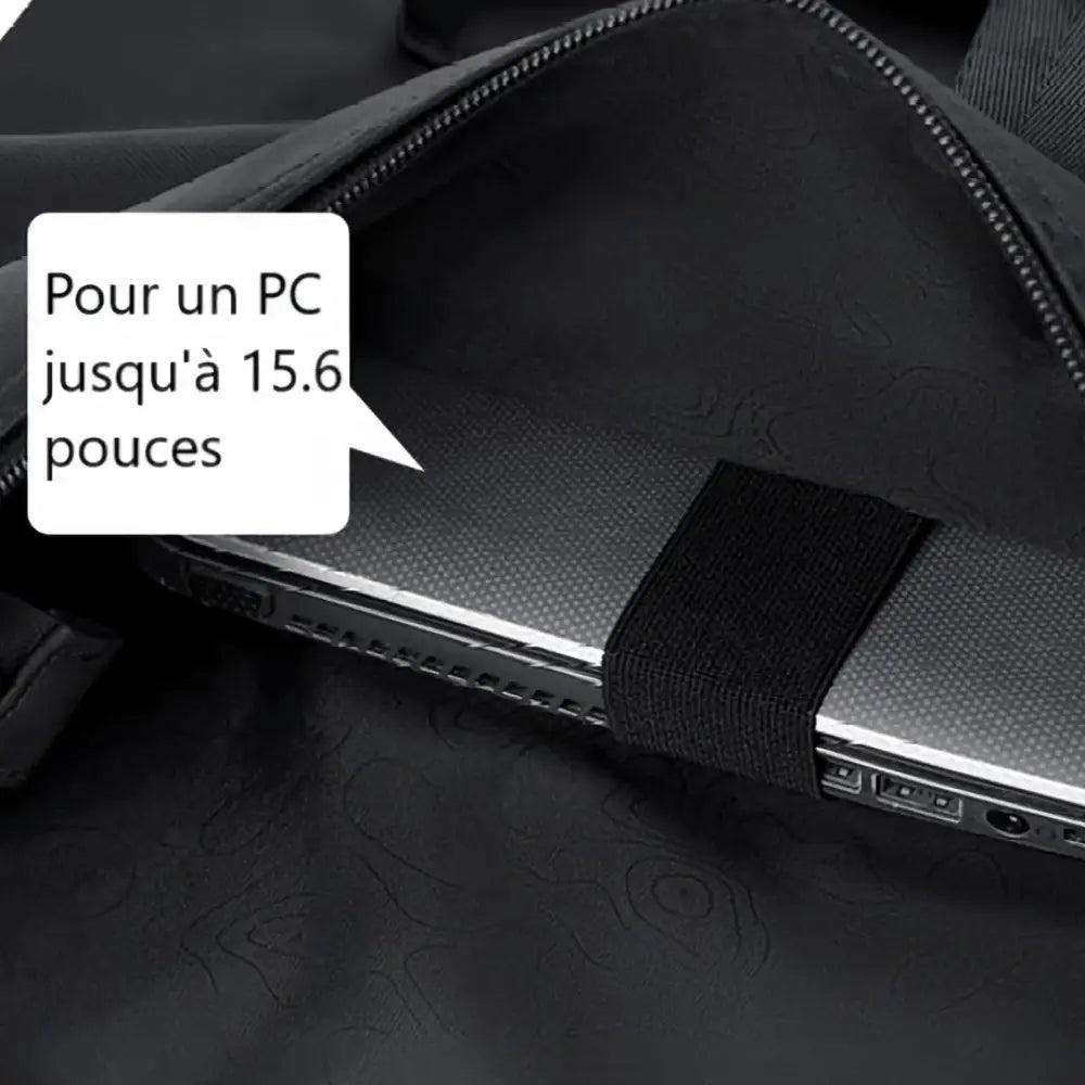 Ordinateur portable dans un sac noir.