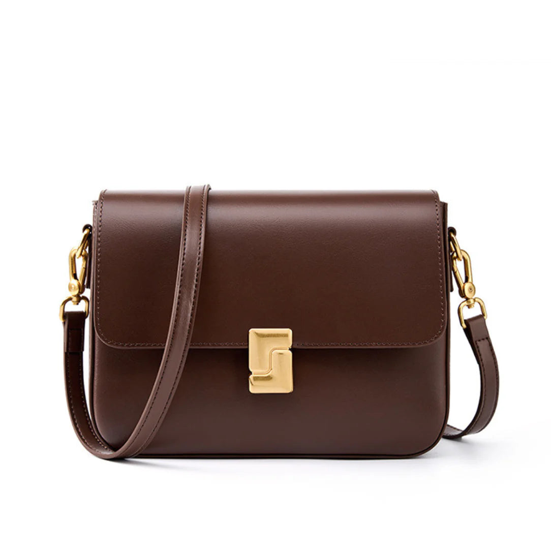 Petit sac en cuir avec rabat aimanté et clasp doré, parfait pour un style élégant