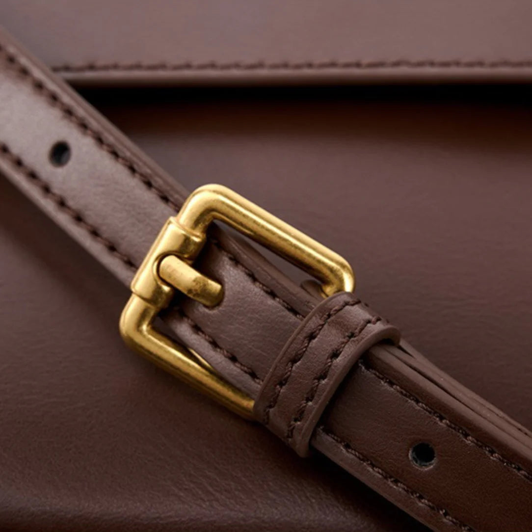 Sangle en cuir brun avec boucle en laiton pour petit sac à main Chanelys rabat aimanté