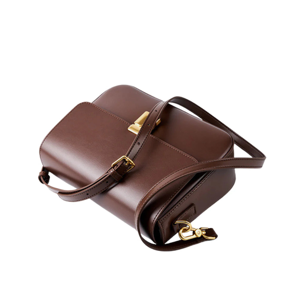 Petit sac à main en cuir Chanelys avec rabat aimanté et bandoulière en cuir brun
