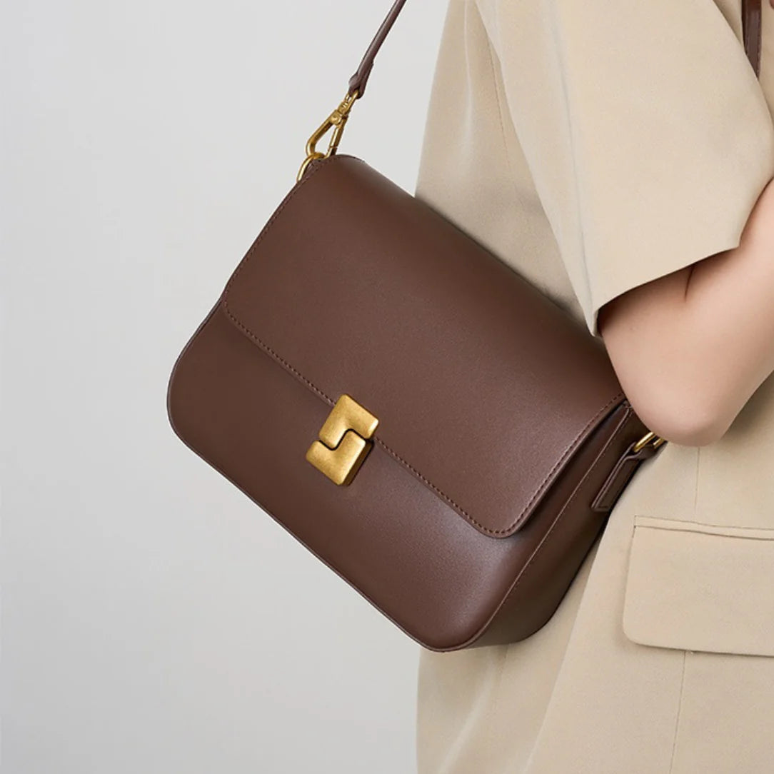 Petit sac en cuir Chanelys avec rabat aimanté et fermoir doré élégant