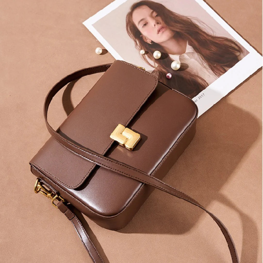 Petit sac en cuir marron avec rabat aimanté et boucle en or Chanelys