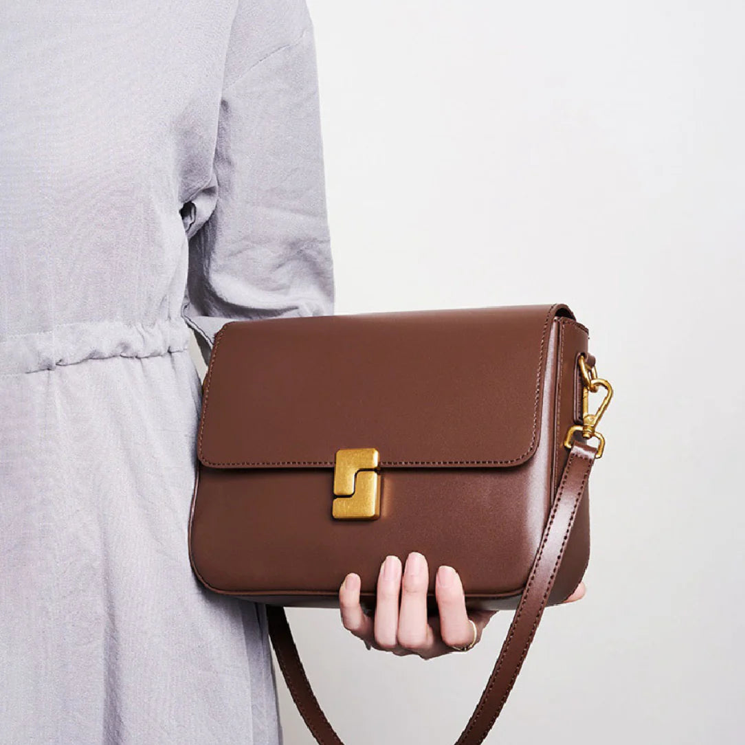 Petit sac en cuir avec rabat aimanté et hardware doré, Chanelys