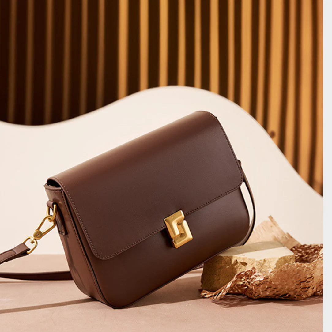 Petit sac à main en cuir beige avec rabat aimanté et hardware doré Chanelys