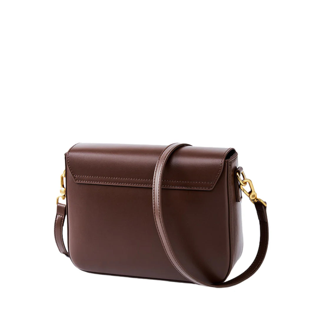 Petit sac en cuir marron avec rabat aimanté pour un style élégant et pratique