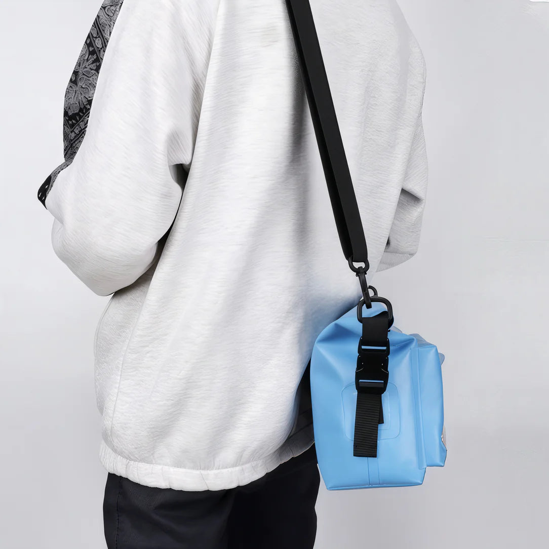 Sac à bandoulière étanche Aqua X avec fermeture roll-top en bleu clair