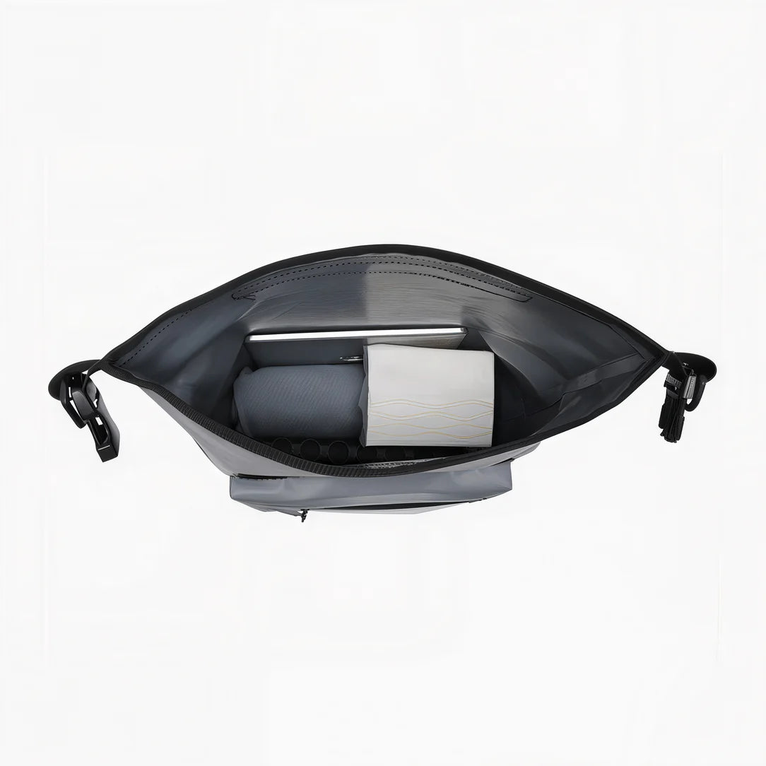 Sac à bandoulière étanche Aqua X avec fermeture roll-top et contenu visible