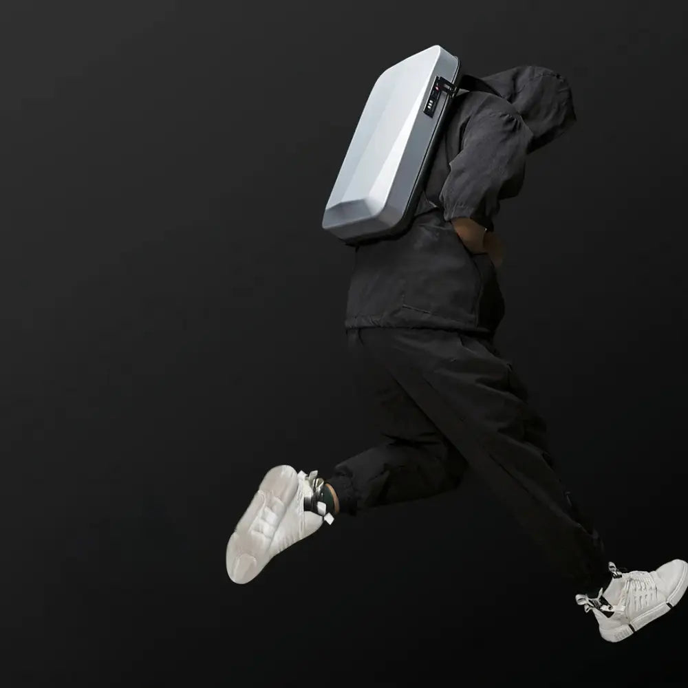 Person sautant avec le Sac à dos antivol Ultra-Plat SlimGuard, avec cadenas tsa intégré