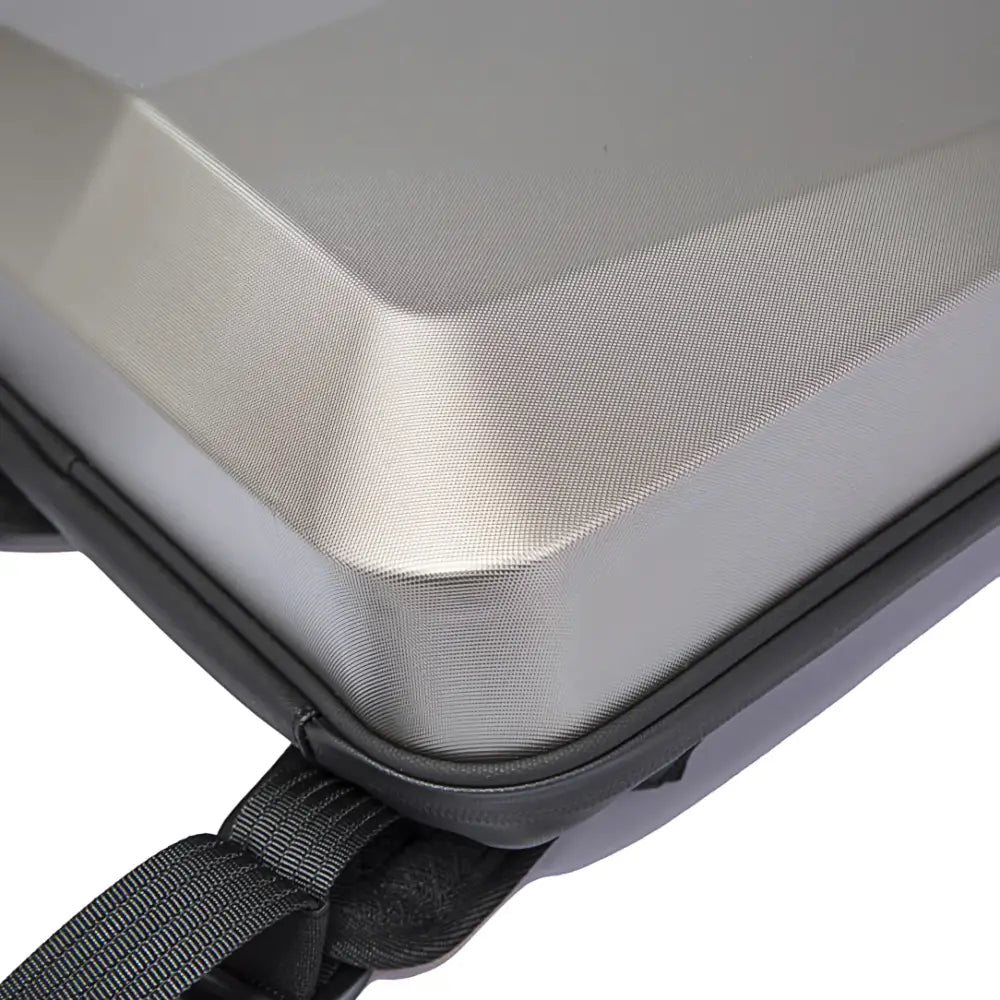 Sac à dos antivol Ultra-Plat SlimGuard avec cadenas TSA intégré et texture métal argenté