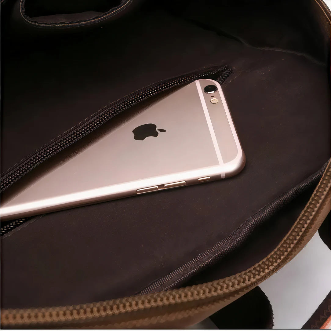 IPhone en argent dans un sac à dos cartable vintage Velterra
