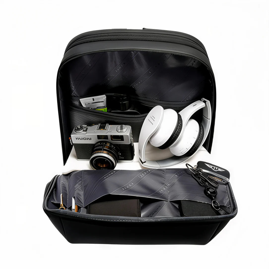 Sac à dos connecté Voltis noir ouvert avec port USB et contenus visibles