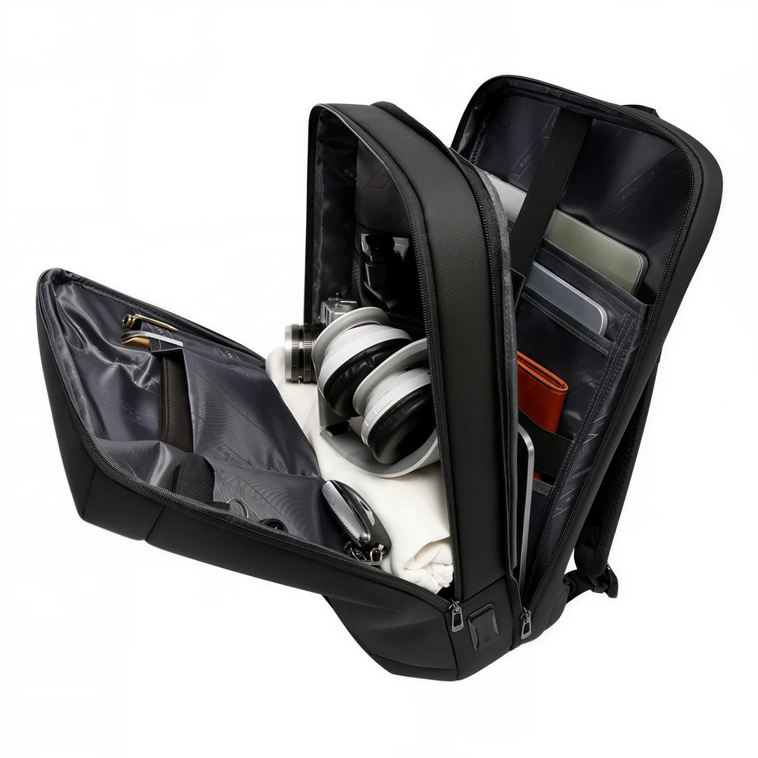 Sac à dos connecté Voltis noir ouvert avec port usb et ses contenus