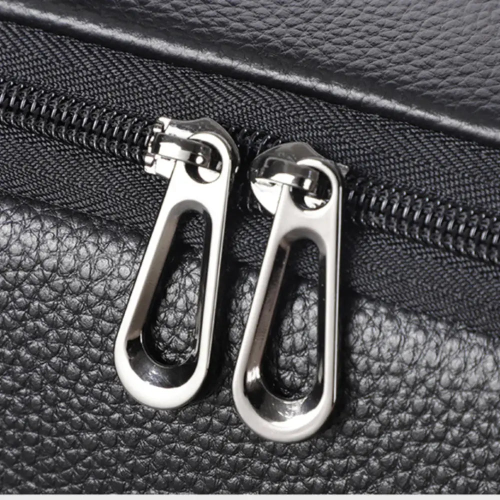 Deux tirettes de fermeture éclair en argent sur sac à dos cuir noir homme - Obscaro