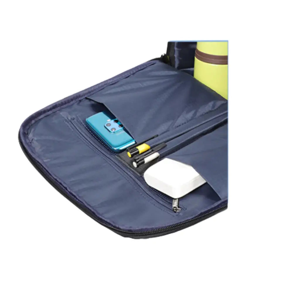 Sac à dos cuir noir homme ouvert avec contenu, alliant style et praticité