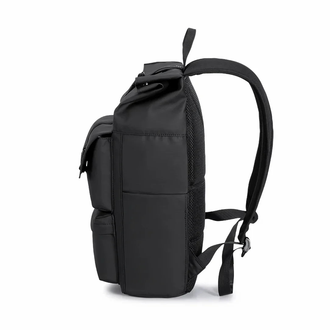 Sac à dos noir à roulettes.