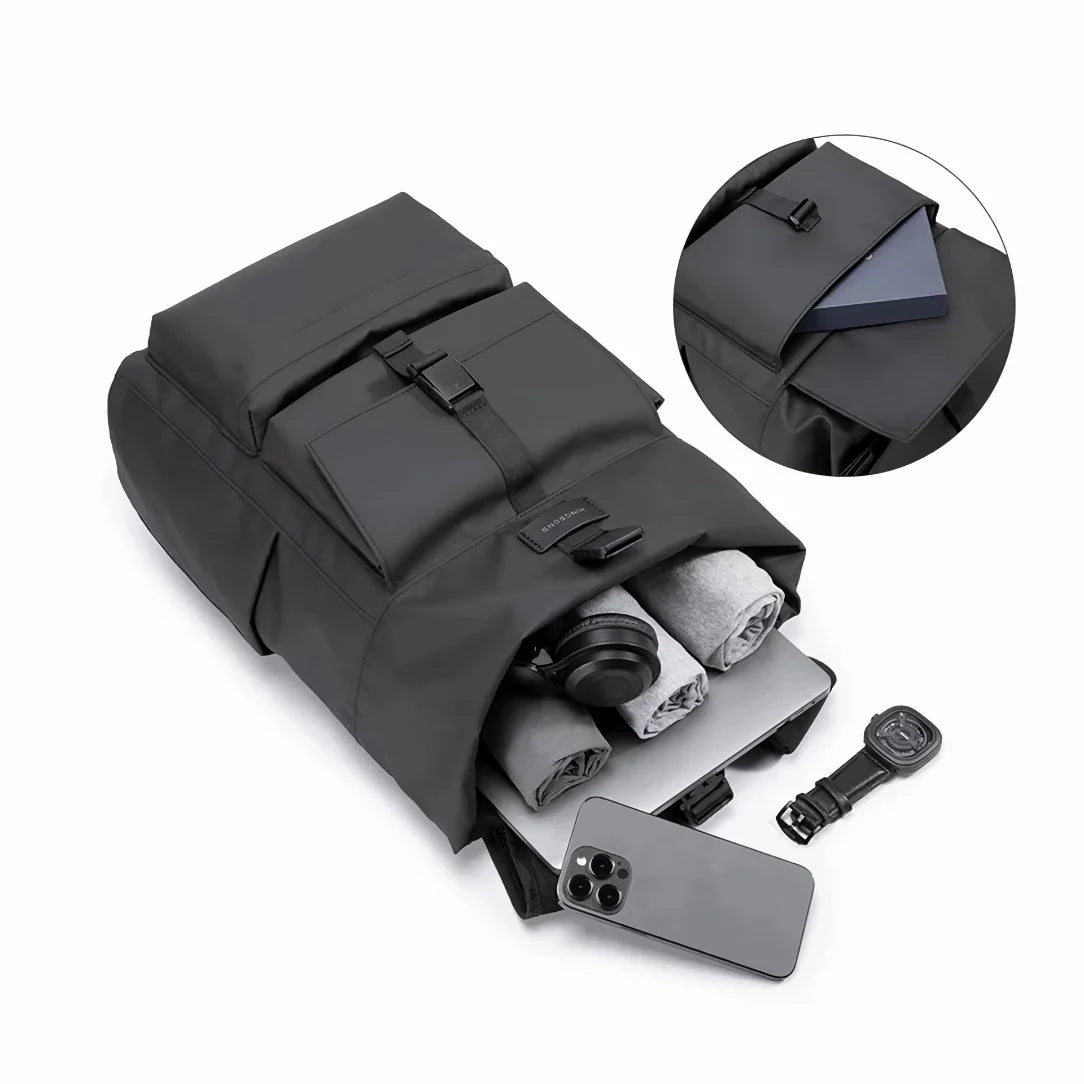 Sac à dos noir ouvert avec accessoires.