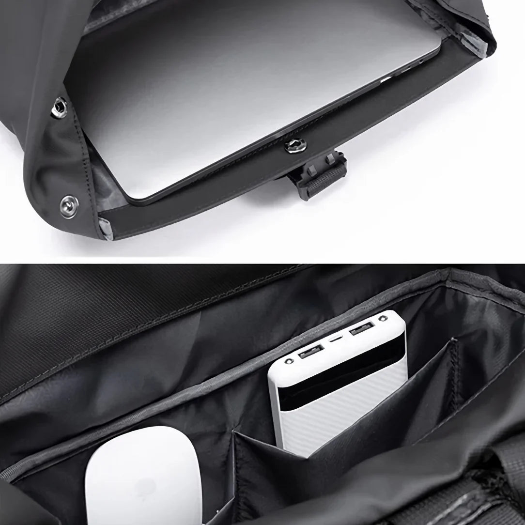 Sac à dos noir ouvert avec ordinateur portable, souris et banque d’alimentation.