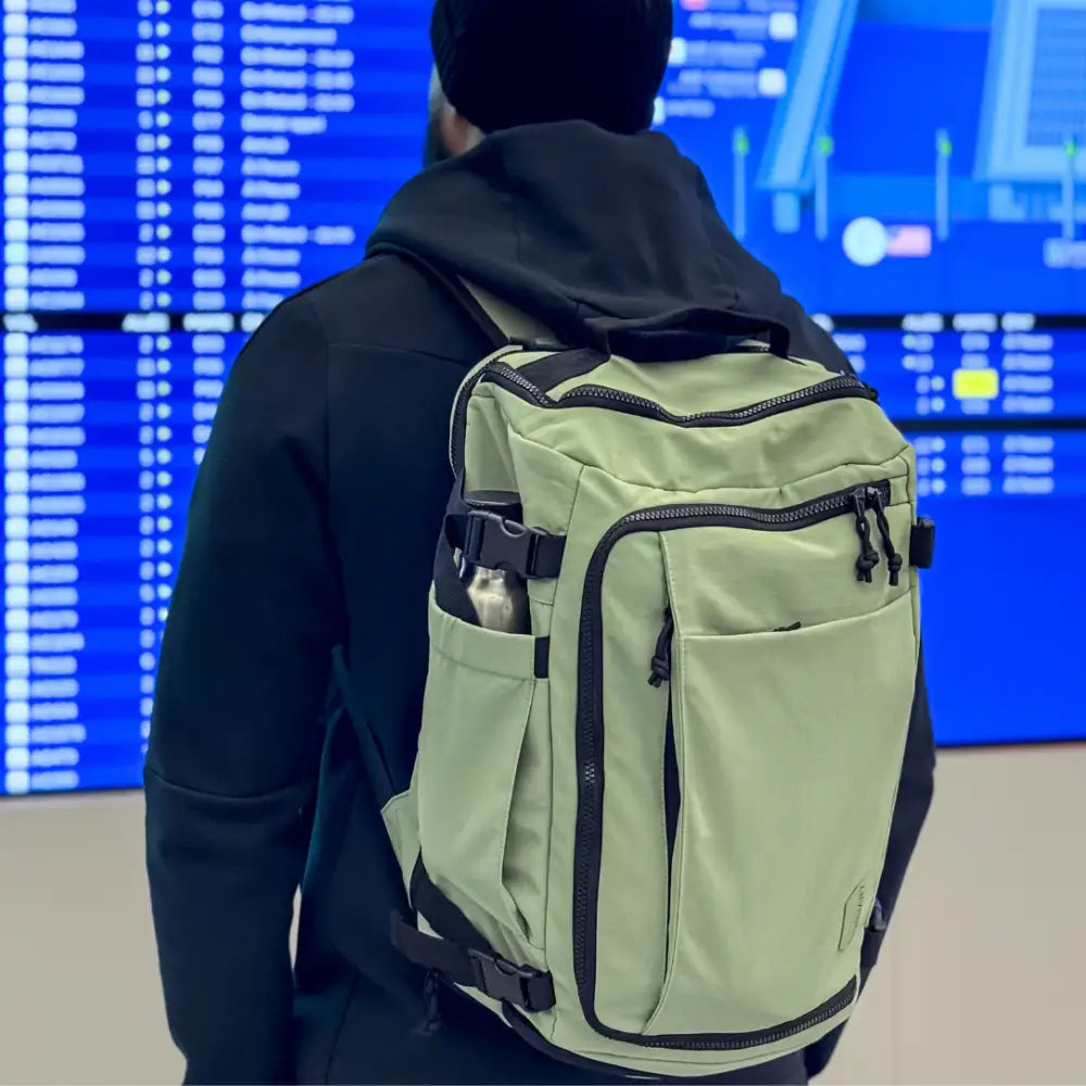Sac à dos de voyage 40l AéroTrail en vert clair avec finition noire