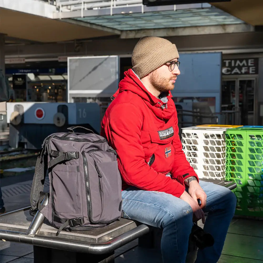 Sac à dos de voyage 40l gris avec multiples compartiments pour AéroTrail