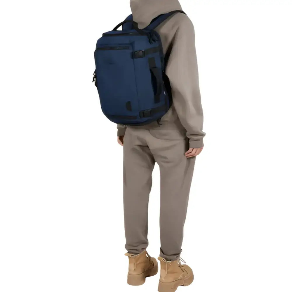 Sac à dos de voyage 40l AéroTrail porté par une personne pour randonnée ou voyage