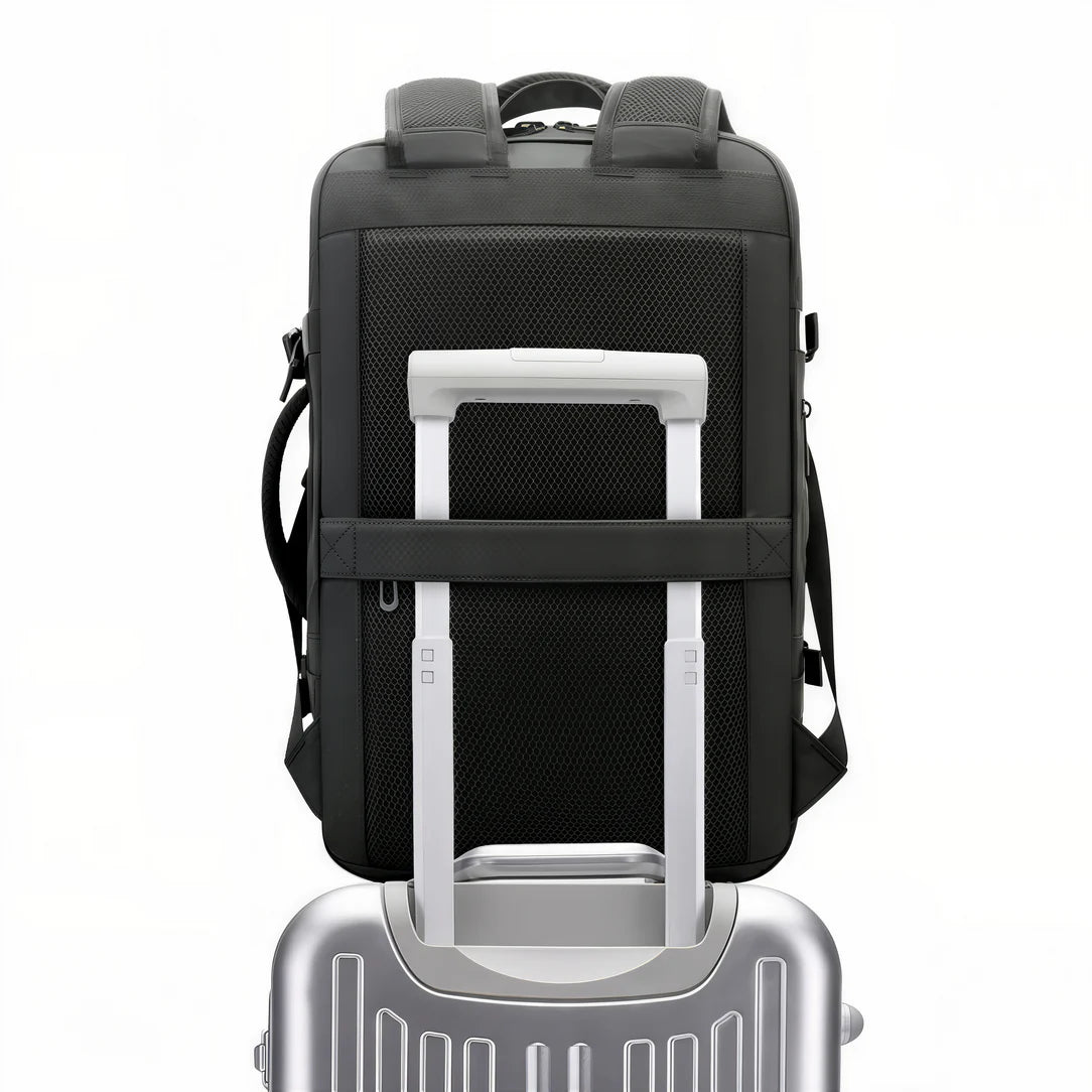 Sac à dos de voyage multi compartiment Voynex Travel sur une valise noire