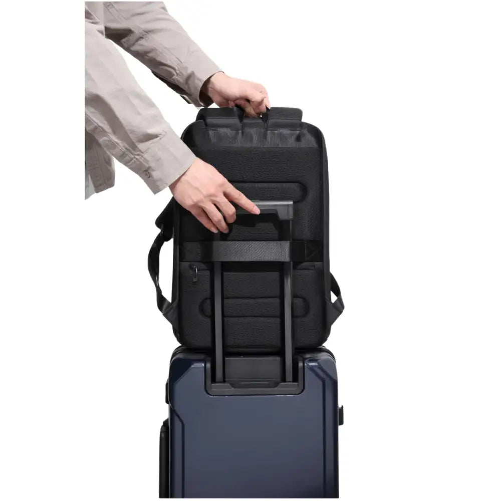 Sac à dos design femme noir posé sur une valise bleue pour un style tendance