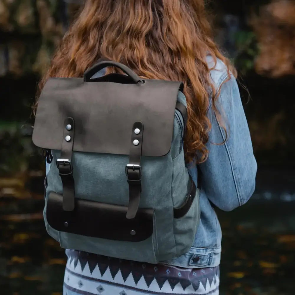Sac à dos en cuir vintage gris et bleu, parfait pour un style élégant