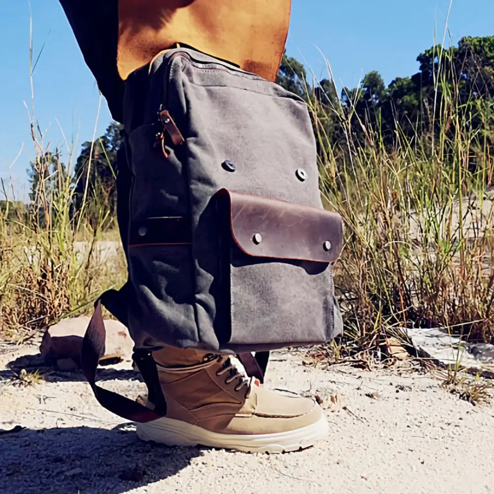 Sac à dos en cuir vintage gris avec accents en cuir pour un style élégant