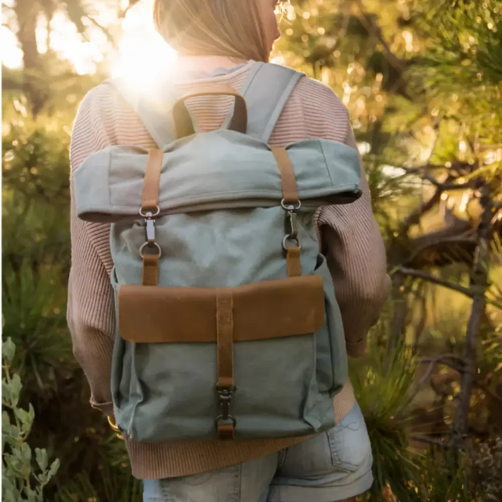 Sac à dos en toile vintage avec cuir pleine fleur, affiche une green roll-top backpack