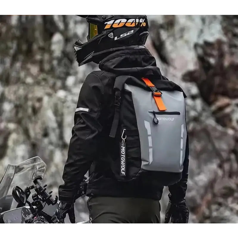 Sac à dos de moto gris et noir.